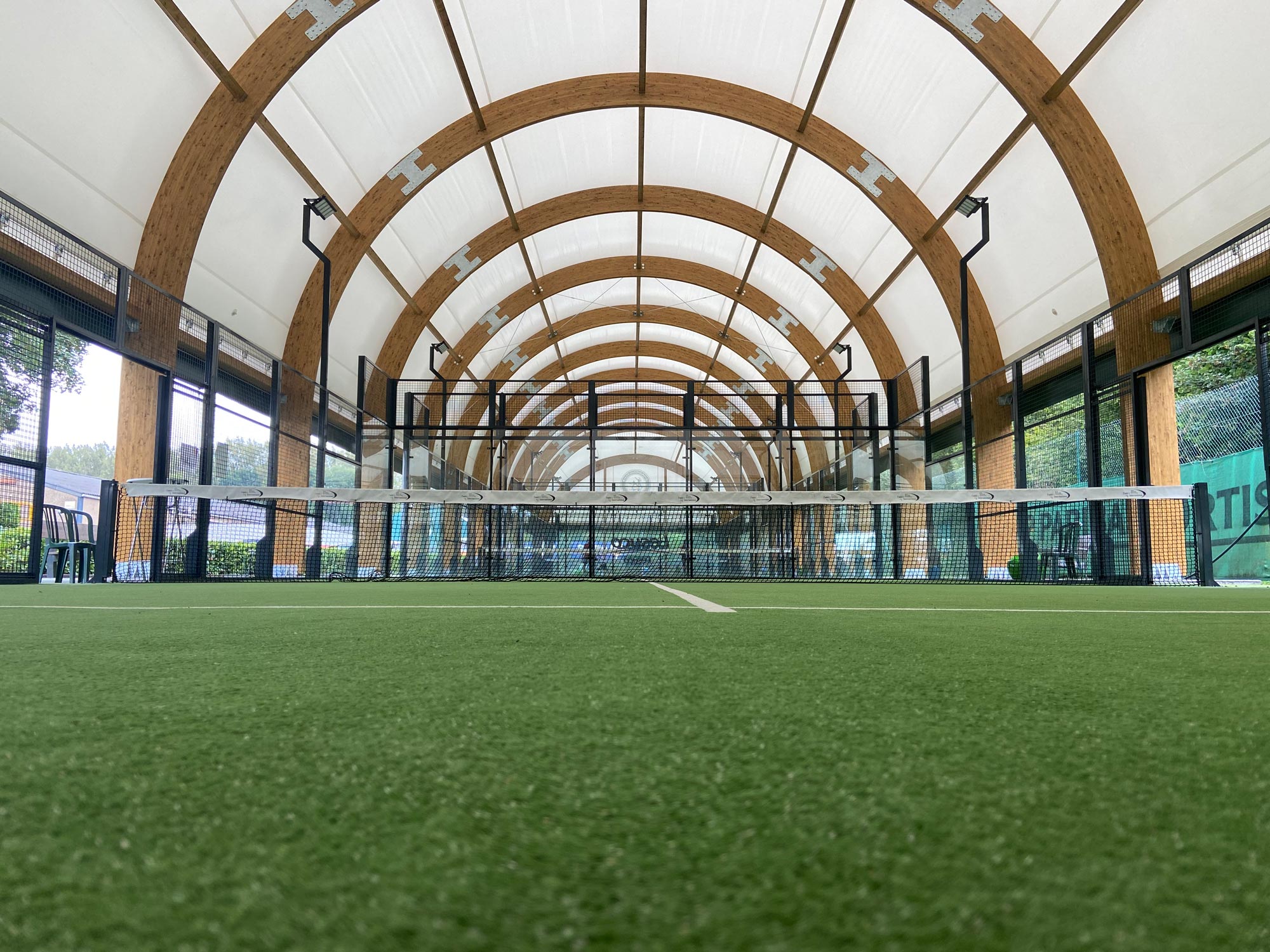 Perché scegliere il legno lamellare per le coperture dei campi padel?